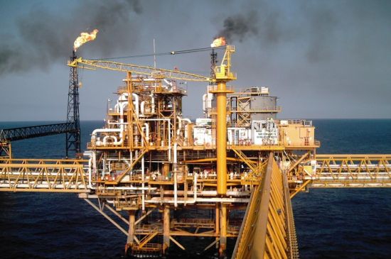 Movimiento marítimo de petrolíferos cae 6.4% al 1S26